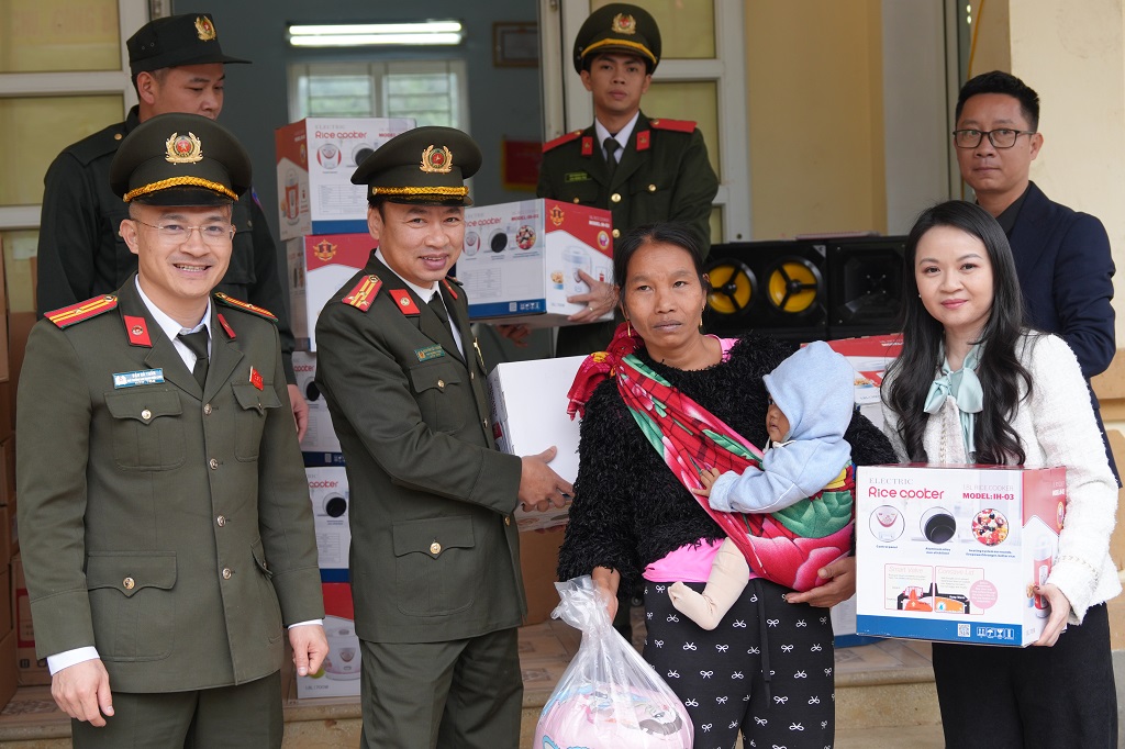 Đại diện Ban Tổ chức và đơn vị đồng hành trao quà tặng các em học sinh và người dân bản Na Bè, xã Tương Dương