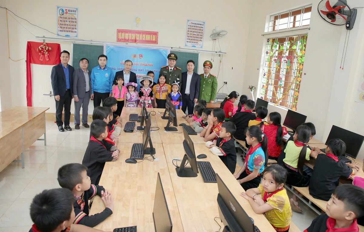 Đại diện Ban Tổ chức chương trình trao 02 phòng Tin học tặng Trường Tiểu học Thạch Giám 1 và Tiểu học Thạch Giám 2, xã Tương Dương