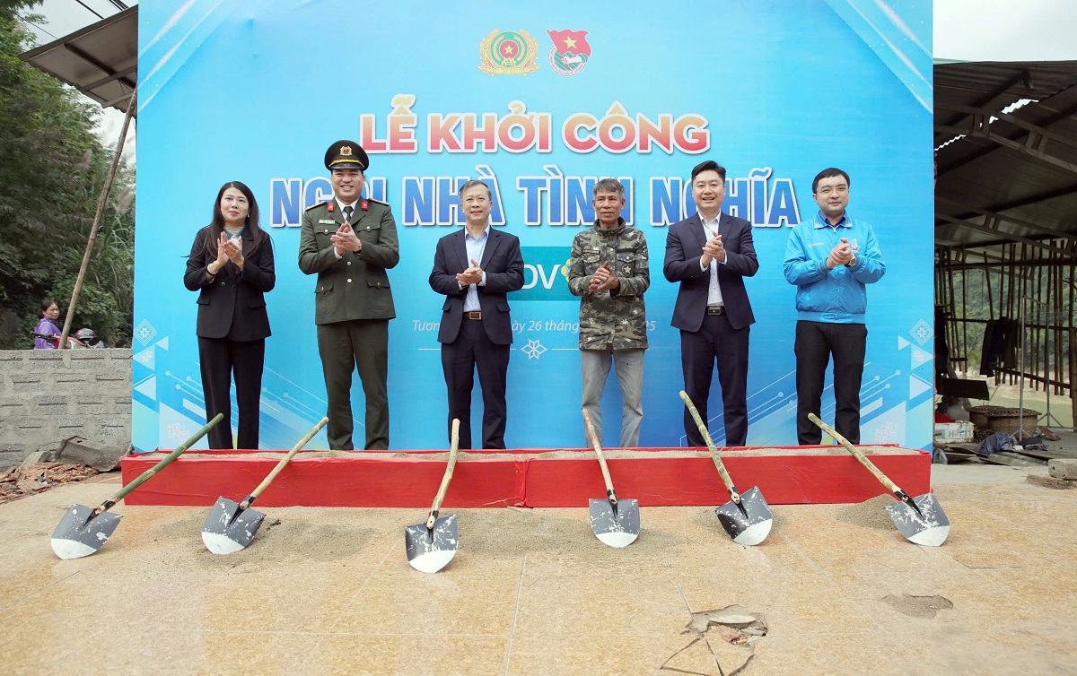 Đại diện Ban Thanh niên Công an nhân dân, Ủy ban MTTQ tỉnh cùng lãnh đạo địa phương và các ban, ngành, đơn vị liên quan trao quà, tiến hành lễ khởi công xây dựng nhà tình nghĩa tặng 02 hộ dân có hoàn cảnh khó khăn tại bản Khe Kiền, xã Tương Dương