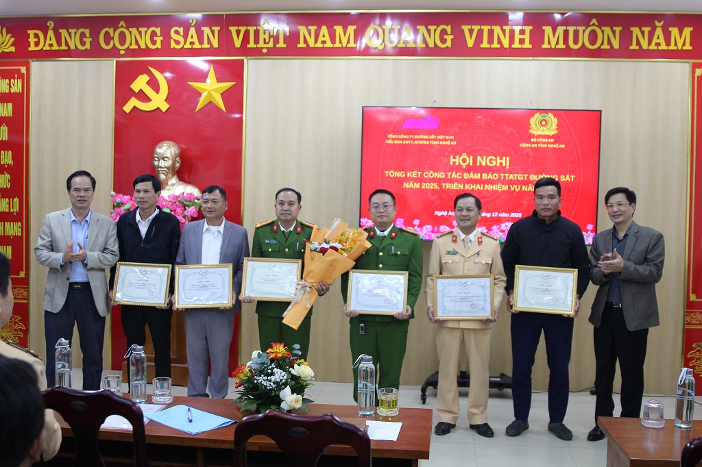 Nhiều tập thể, cá nhân được Tổng Công ty đường sắt Việt Nam tặng giấy khen vì đã có thành tích xuất sắc trong công tác đảm bảo an ninh trật tự, an toàn giao thông trên địa bàn.