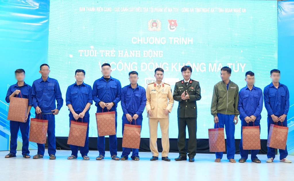 Ban tổ chức trao quà, động viên học viên tại Cơ sở cai nghiện ma túy số 3