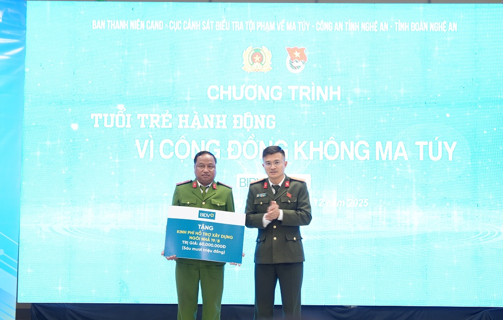 Đại diện Ban Thanh niên CAND trao bảng tượng trưng tặng kinh phí xây dựng Ngôi nhà 19/8 
