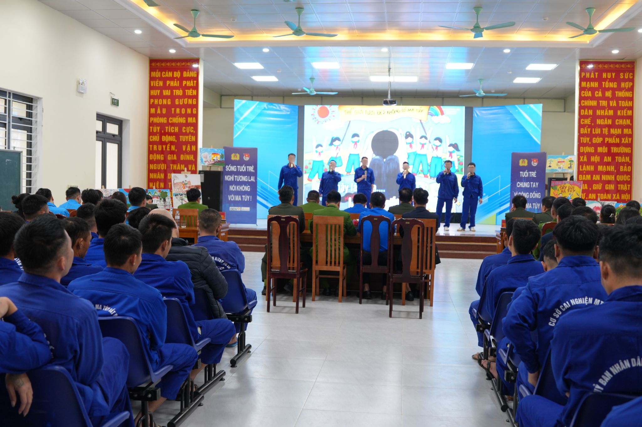 Học viên giao lưu văn nghệ