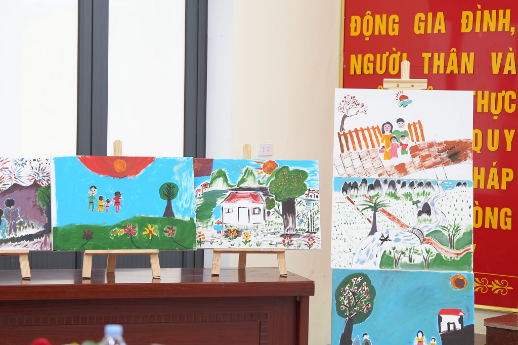 Thi vẽ tranh với chủ đề “Sắc màu hy vọng” và thông điệp “ Tuổi trẻ chỉ thật sự ý nghĩa khi sống lành mạnh, tránh xa tệ nạn ma túy”