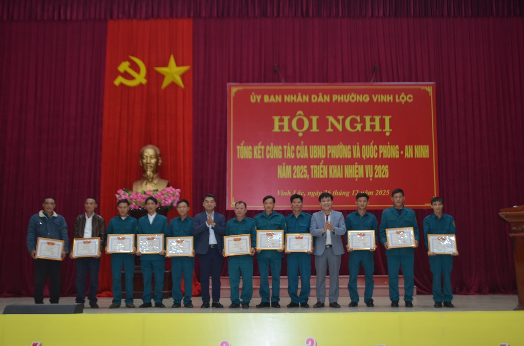 Trao Giấy khen tặng các tập thể và cá nhân có thành tích tiêu biểu trong công tác QP- AN năm 2025