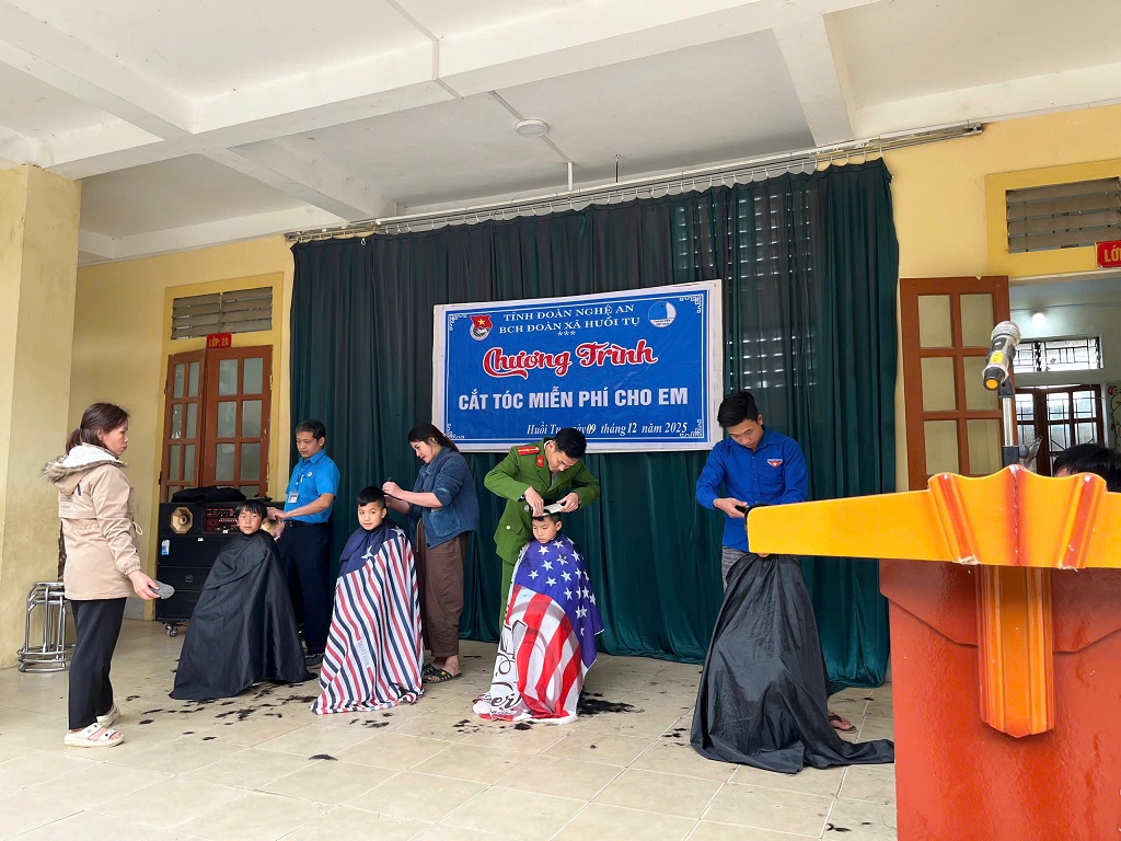 Công an xã Huồi Tụ và Đoàn Thanh niên xã cắt tóc miễn phí cho học sinh vùng cao