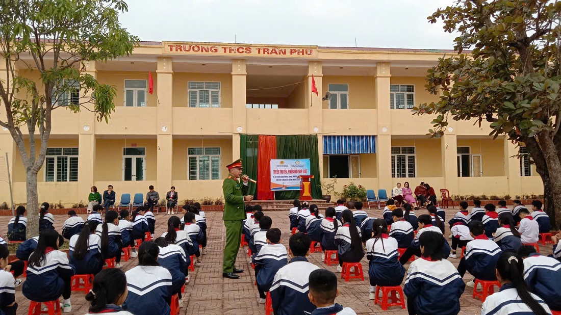 Công an xã truyền đạt nhiều nội dung thiết thực đến học sinh