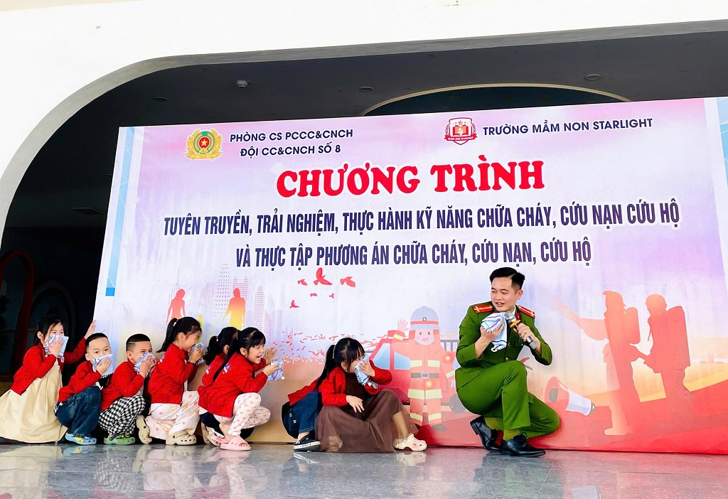 Các em nhỏ thực hành kỹ năng thoát nạn trong môi trường khói, khí độc dưới sự hướng dẫn của lực lượng Cảnh sát PCCC và CNCH