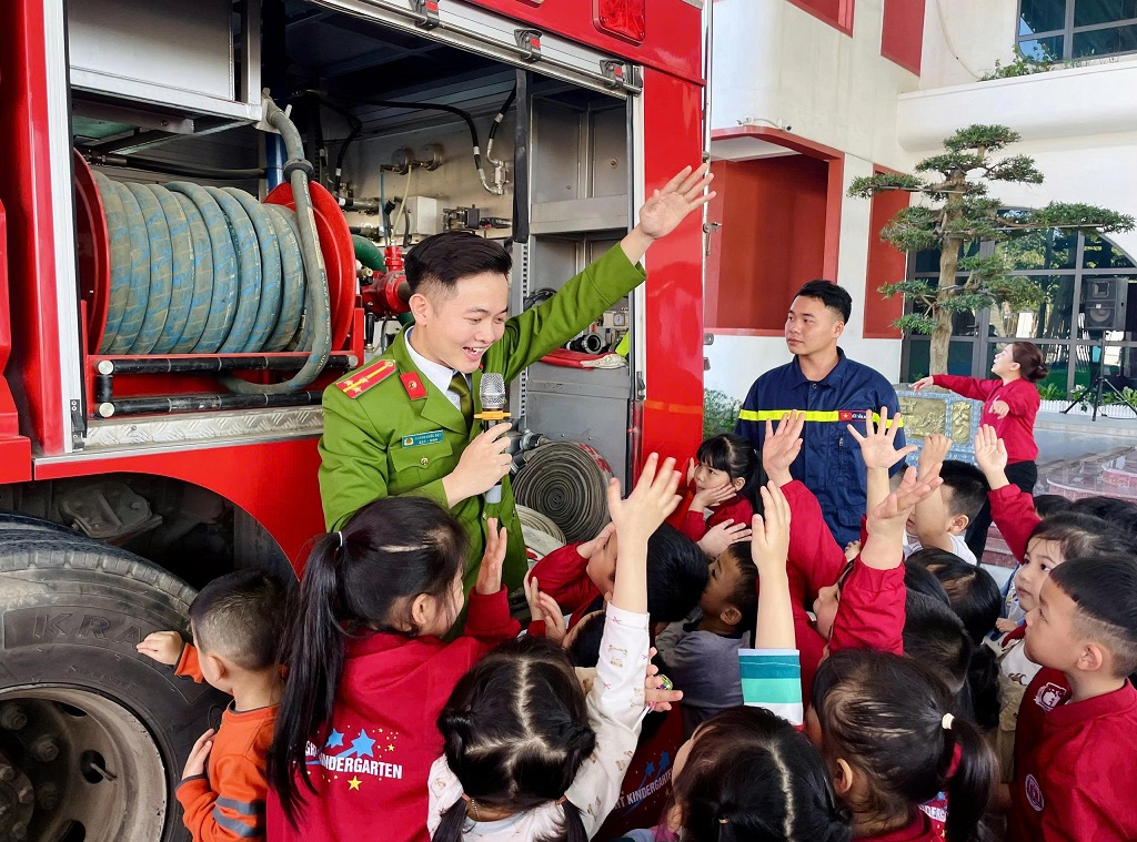        Tuyên truyền bằng hình thức trực quan, sinh động giúp trẻ dễ nhớ, dễ hiểu kỹ năng an toàn PCCC