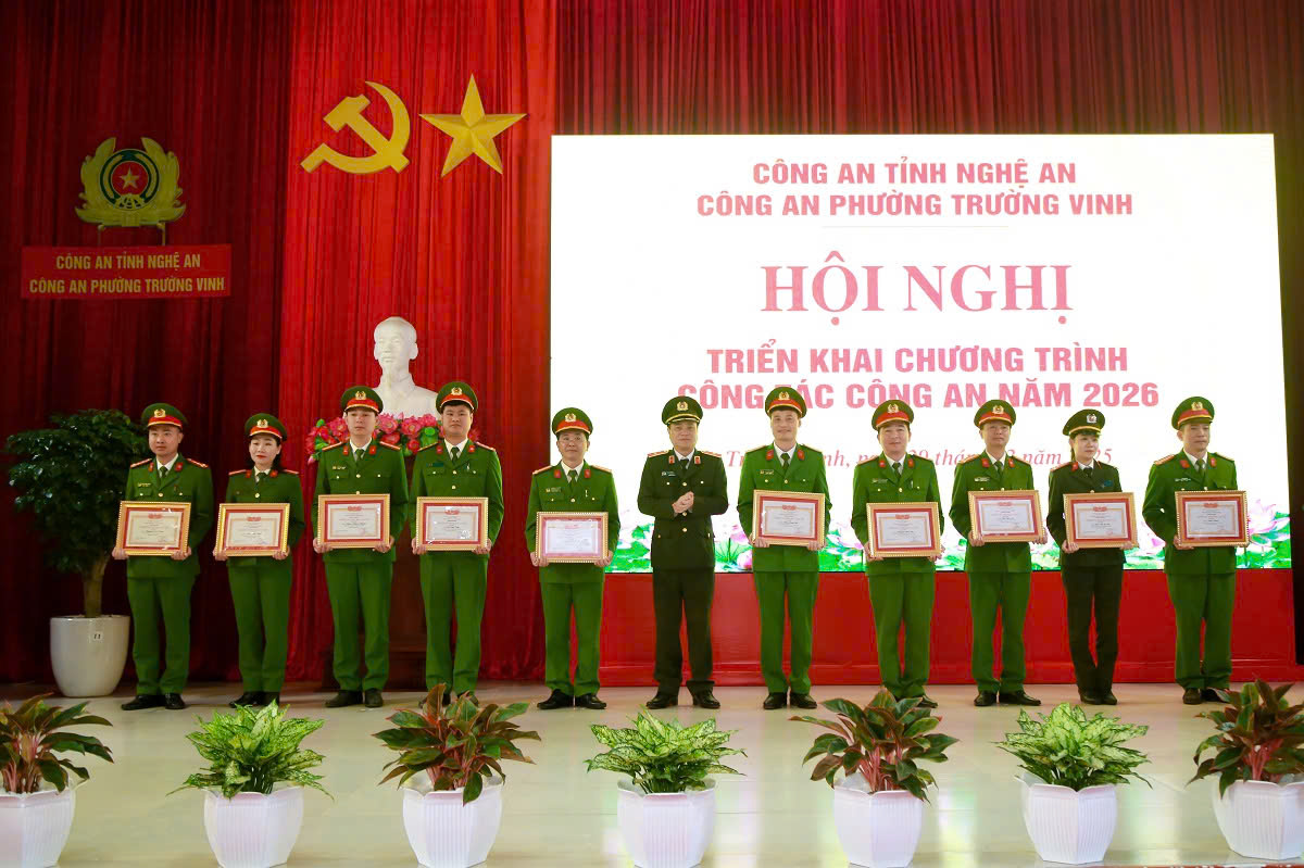 Tập thể Công an phường Trường Vinh và các cá nhân vinh dự nhận các danh hiệu được trao tặng