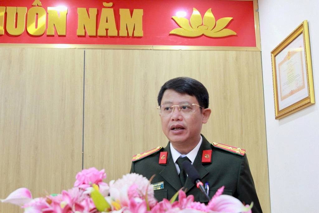 Đồng chí Thượng tá Đinh Anh Dũng, Trưởng phòng Tổ chức cán bộ phát biểu tại Hội nghị