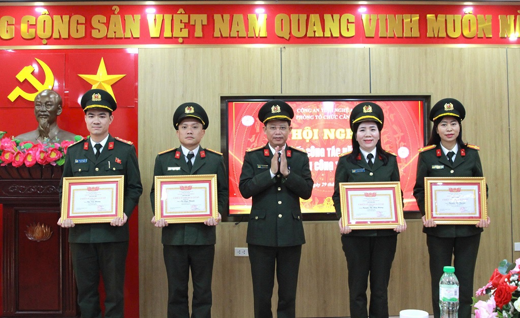 Trao danh hiệu “Chiến sỹ thi đua cơ sở” cho cá nhân có thành tích xuất sắc