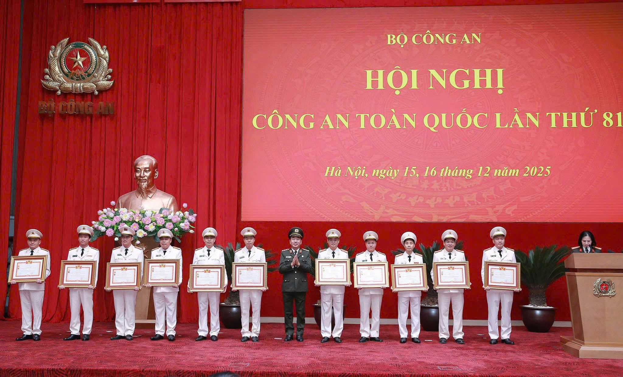 Tại Hội nghị Công an toàn quốc lần thứ 81, đồng chí Thượng tá Trần Đức Thân, Trưởng phòng Cảnh sát hình sự Công an tỉnh vinh dự được trao tặng Chiến sĩ thi đua toàn quốc (thứ hai từ trái sang)