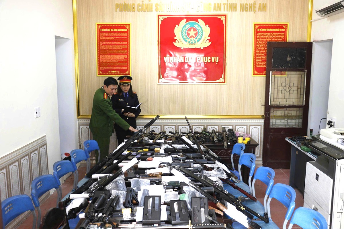 Phòng Cảnh sát hình sự lập chiến công đặc biệt xuất sắc khi triệt phá ổ nhóm mua bán vũ khí quân dụng trên không gian mạng, bước đầu bắt giữ 42 đối tượng