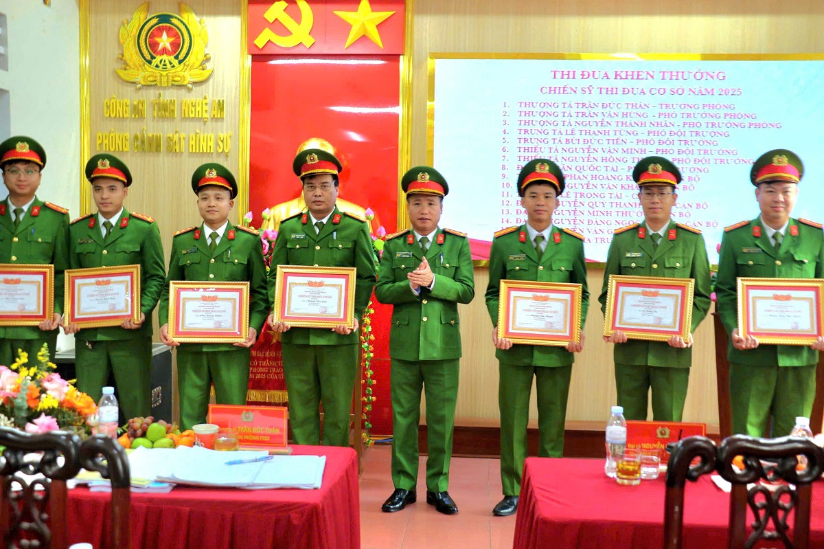 Khen thưởng tập thể, cá nhân đạt thành tích xuất sắc