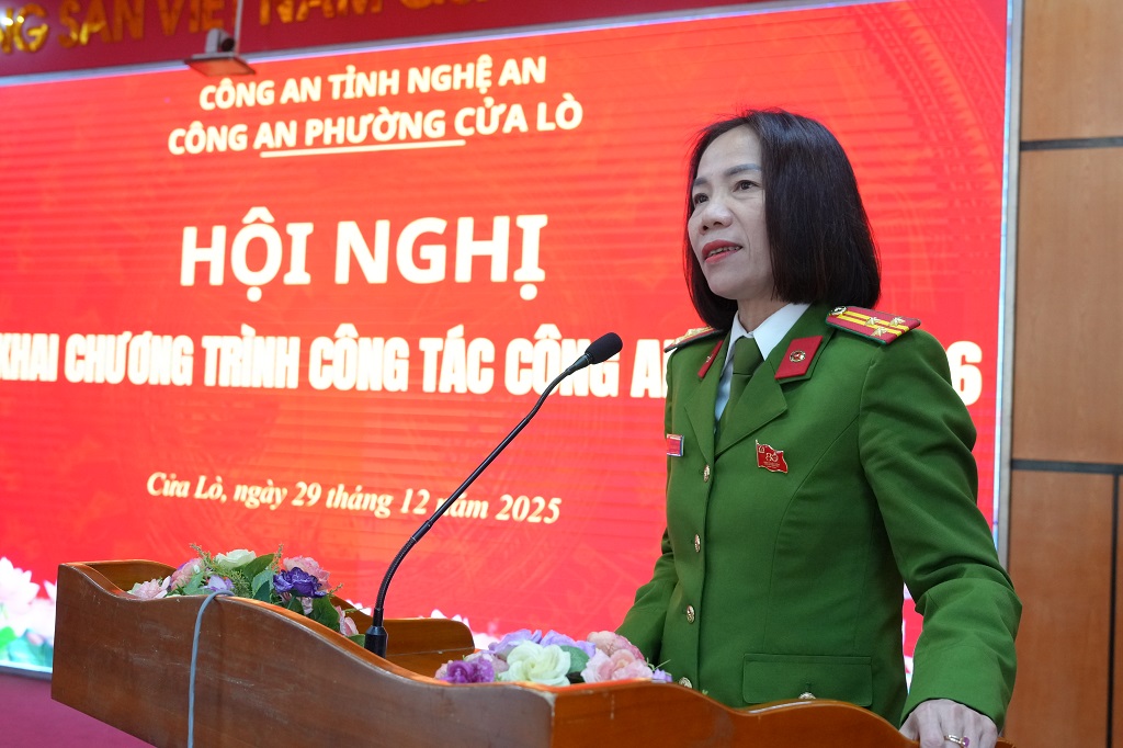Đồng chí Thượng tá Phan Thị Thu Thủy, Trưởng Công an phường phát biểu tại Hội nghị