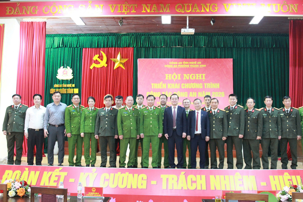 Đại biểu chụp ảnh lưu niệm