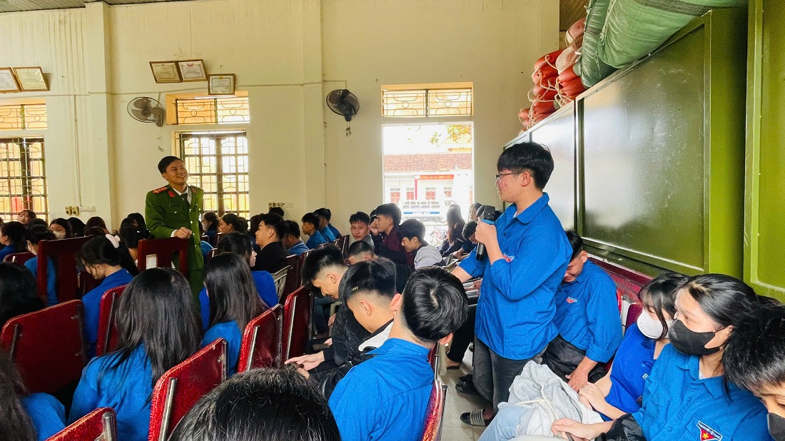 Đoàn viên, thanh niên trả lời câu hỏi về trật tự an toàn giao thông