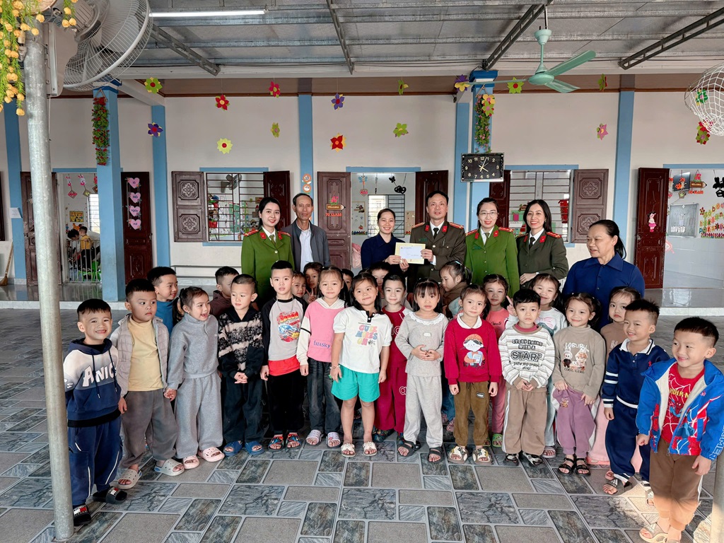 Công an xã Hưng Nguyên trao tặng quà tới các em học sinh có hoàn cảnh khó khăn