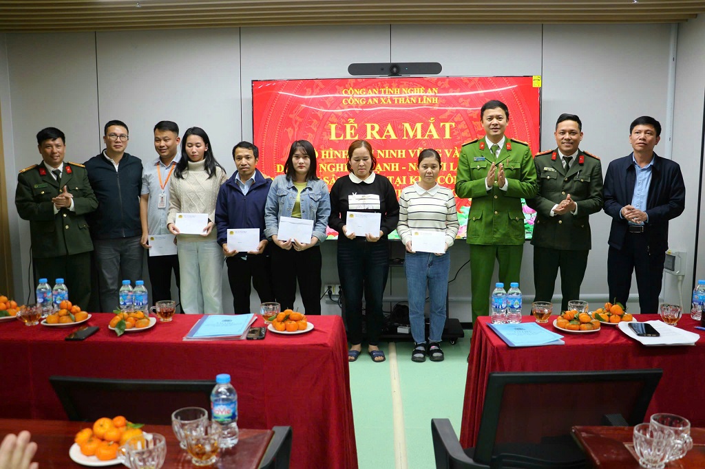 Công an xã Thần Lĩnh và doanh nghiệp trao quà tặng công nhân có hoàn cảnh khó khăn