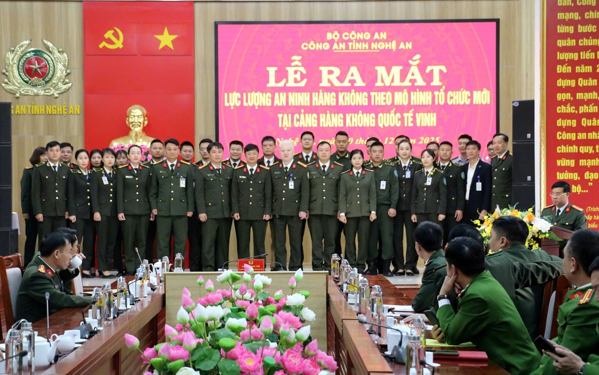 Lực lượng An ninh hàng không theo mô hình tổ chức mới tại Cảng hàng không quốc tế Vinh chụp ảnh lưu niệm cùng đại biểu