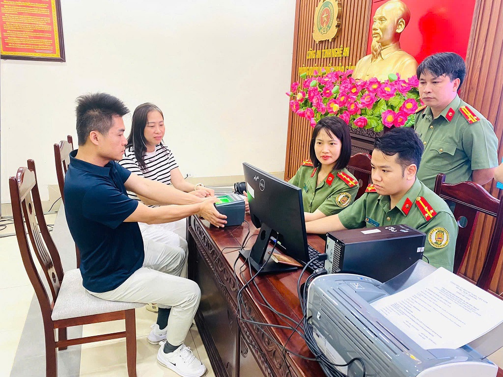 Phòng Quản lý xuất nhập cảnh làm thủ tục cấp định danh điện tử mức độ 2 cho người nước ngoài