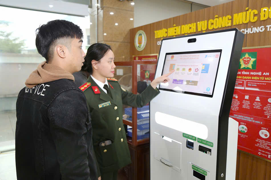 Thủ tục xuất nhập cảnh và giấy thông hành được cán bộ Phòng Quản lý xuất nhập cảnh hướng dẫn tận tình cho người dân 