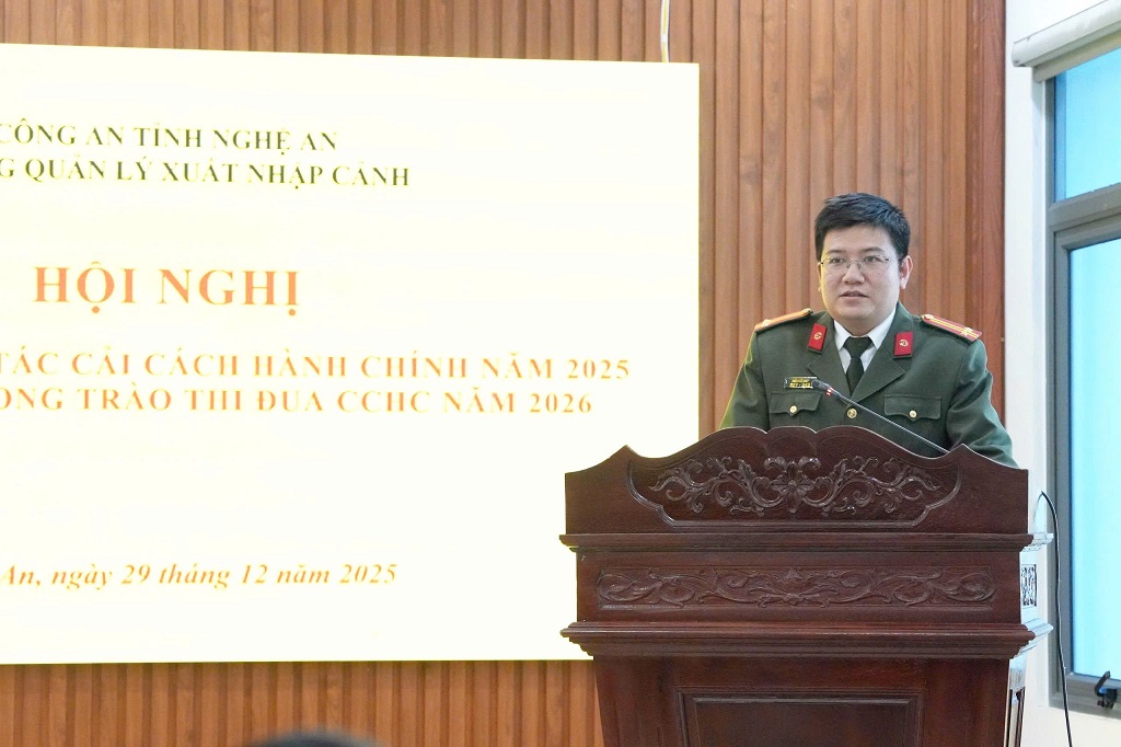 Chuyên viên CCHC Phòng Tham mưu Công an tỉnh phát biểu