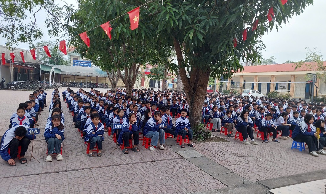 Đông đảo học sinh tham gia buổi tuyên truyền