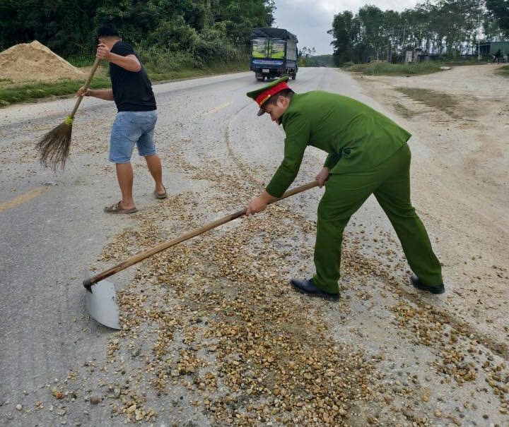 Công an xã Nghĩa Đồng dọn vật liệu xây dựng rơi vãi trên đường