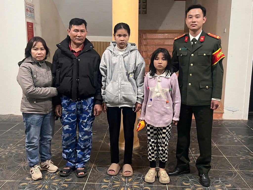 Công an xã Hợp Minh bàn giao hai cháu cho gia đình