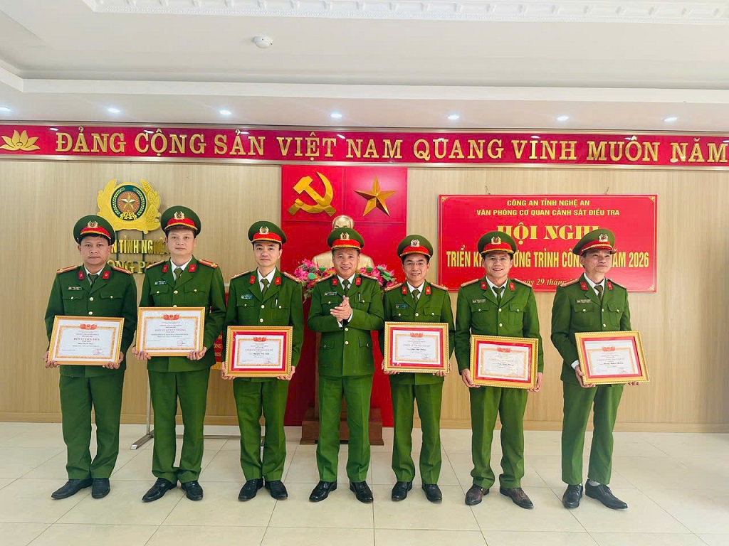 Trao thưởng tập thể và cá nhân có thành tích xuất sắc