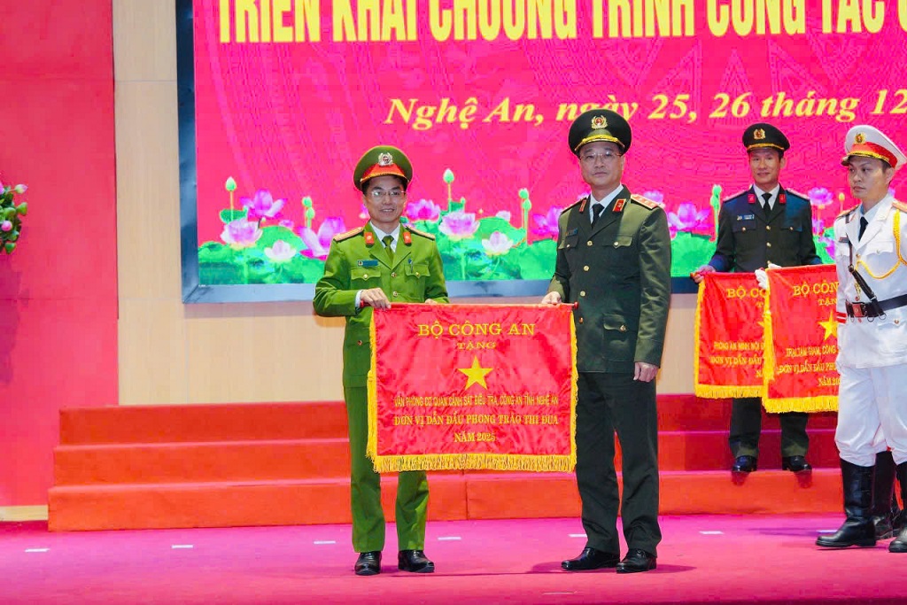 Năm 2025, Văn phòng Cơ quan Cảnh sát Điều tra vinh dự được nhận Cờ thu đua của Bộ Công an