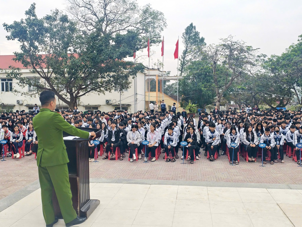 Công an xã Phúc Lộc tuyên truyền pháp luật tại Trường THPT Nghi Lộc 2
