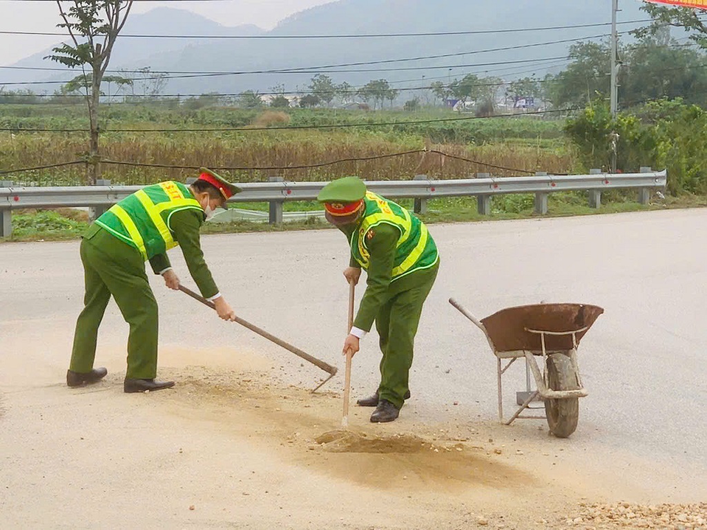 Công an xã Đại Huệ quét dọn vật liệu xây dựng rơi vãi trên đường