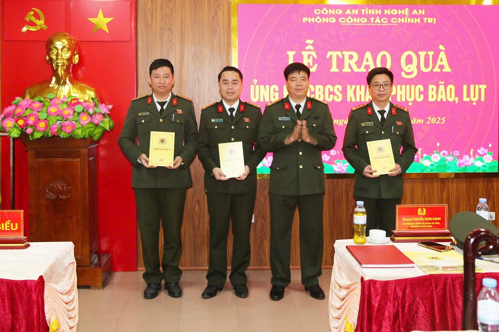 Trao quà cho 03 cán bộ có gia đình bị thiệt hại do bão số 10