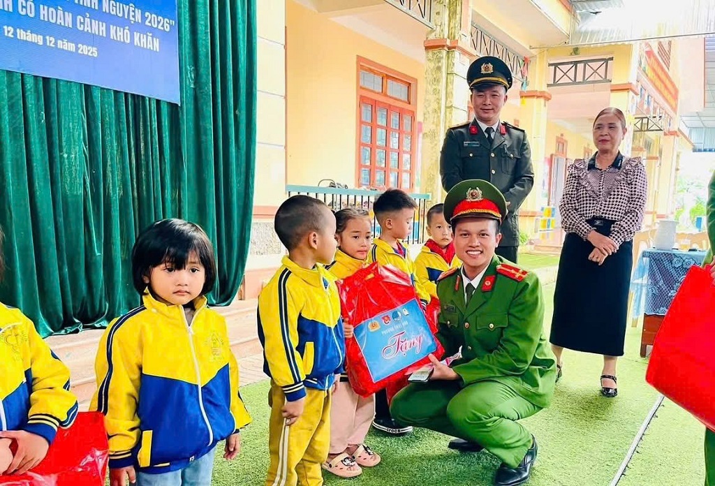 Trao quà tặng học sinh có hoàn cảnh khó khăn tại Trường Mầm non Long Sơn