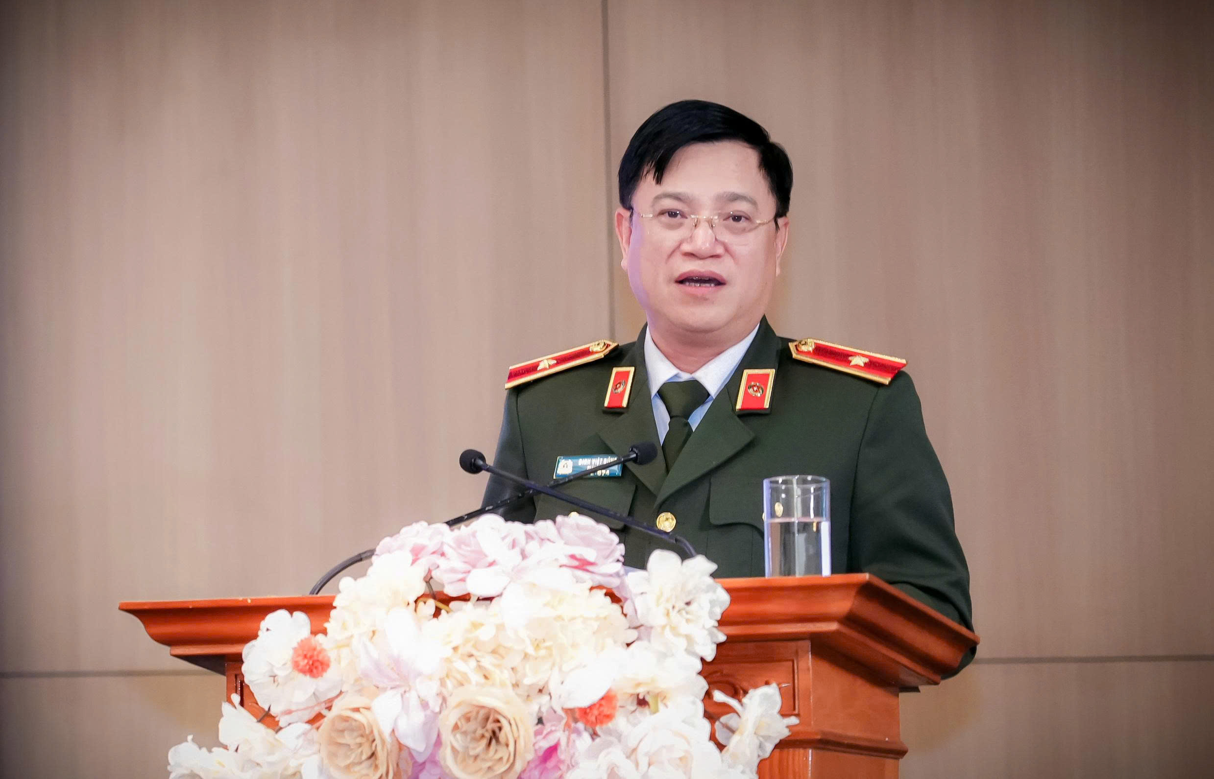 Thiếu tướng Đinh Việt Dũng- Ủy viên Ban Thường vụ Tỉnh ủy, Bí thư Đảng uỷ, Giám đốc Công an tỉnh phát biểu tại hội nghị