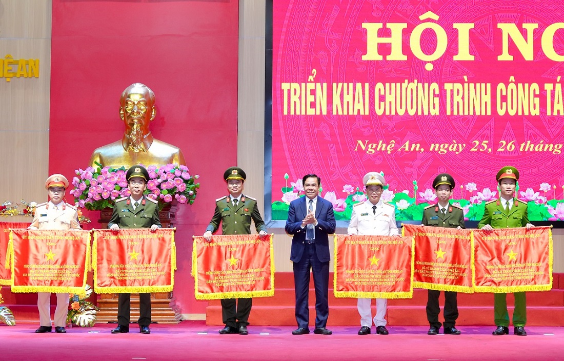 Tại Hội nghị triển khai chương trình công tác Công an năm 2026 của Công an tỉnh, đồng chí Võ Trọng Hải - Chủ tịch UBND tỉnh trao Cờ thi đua xuất sắc của UBND tỉnh cho Phòng An ninh chính trị nội bộ (thứ hai từ phải sang)