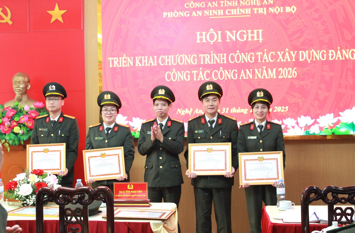 Khen thưởng các tập thể, cá nhân có thành tích xuất sắc trong công tác năm 2025