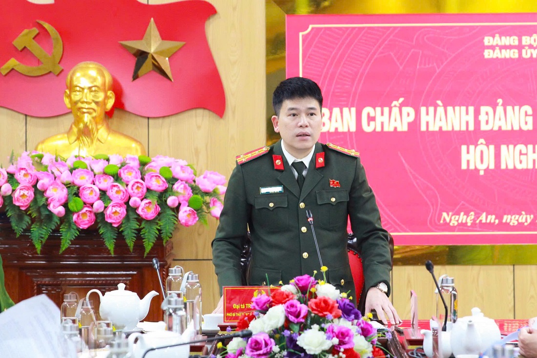 Đồng chí Đại tá Trần Hồng Quang, Phó Bí thư Đảng ủy, Phó Giám đốc Công an tỉnh phát biểu tại Hội nghị