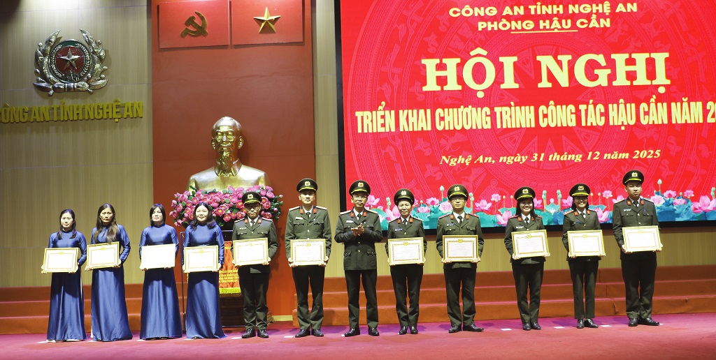 Tập thể Phòng Hậu cần và nhiều cá nhân vinh dự nhận khen thưởng