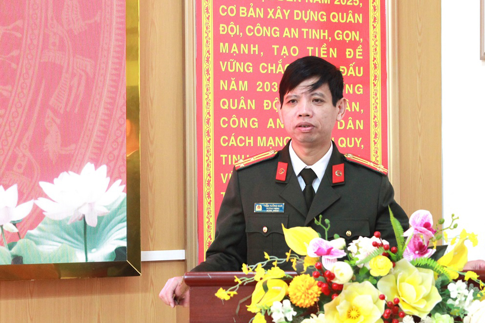 Đồng chí Thượng tá Trần Hướng Nam - Trưởng phòng An ninh chính trị nội bộ phát biểu tại Hội nghị