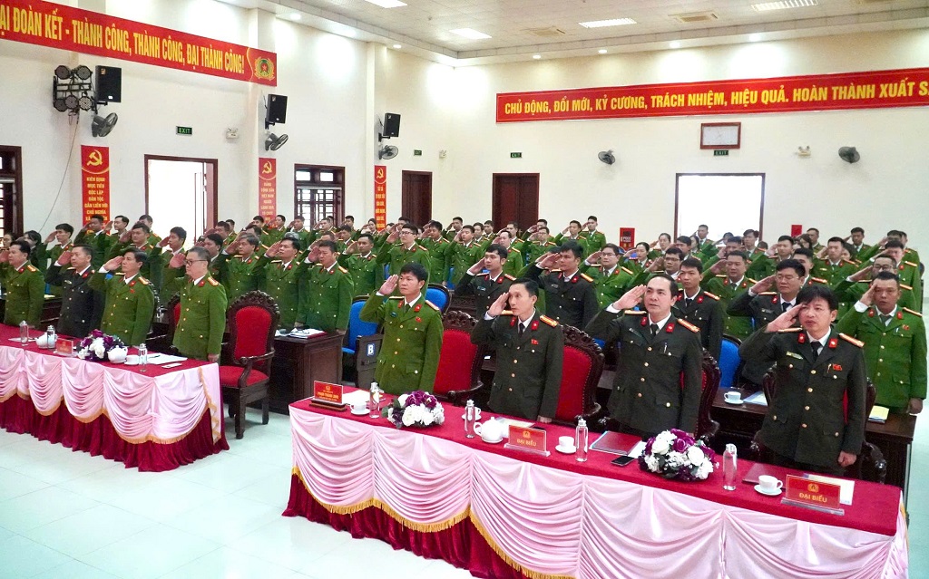 Đại biểu thực hiện nghi thức chào cờ