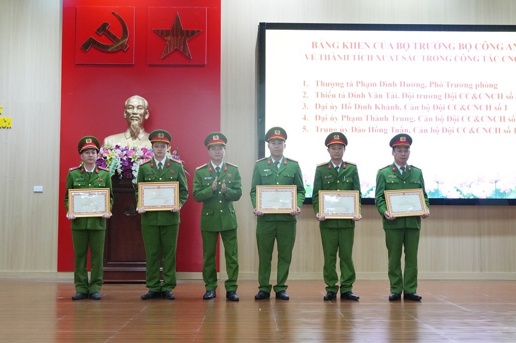 Khen thưởng tập thể, cá nhân có thành tích xuất sắc 