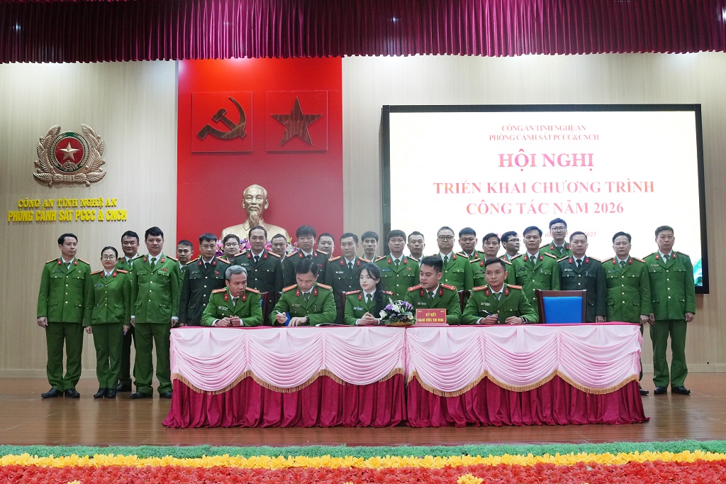  Ký cam kết thi đua 