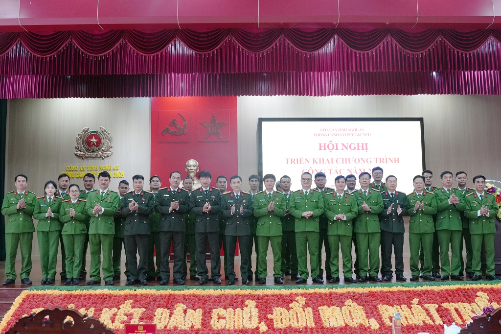 Đại biểu chụp ảnh lưu niệm