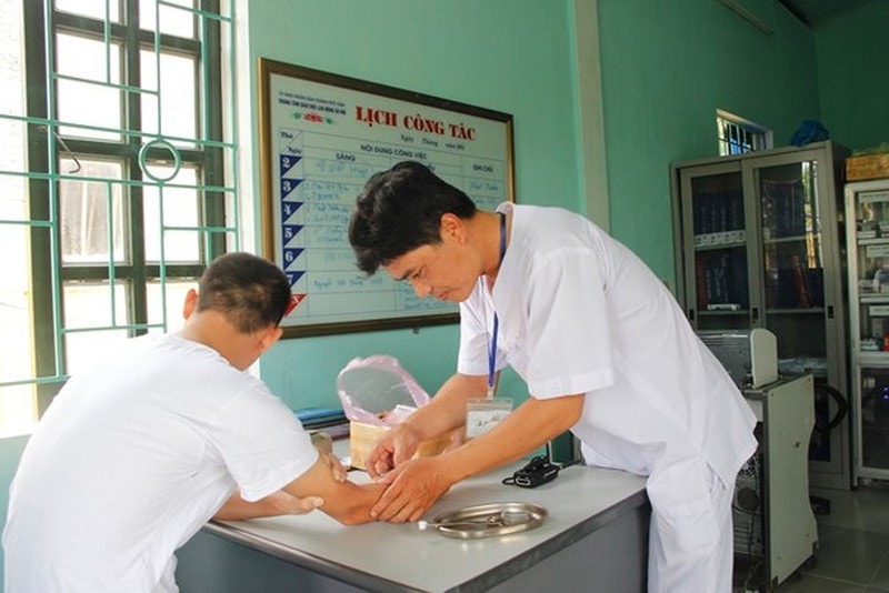 Tiêm thuốc cắt cơn giải độc cho người nghiện ma túy tổng hợp
