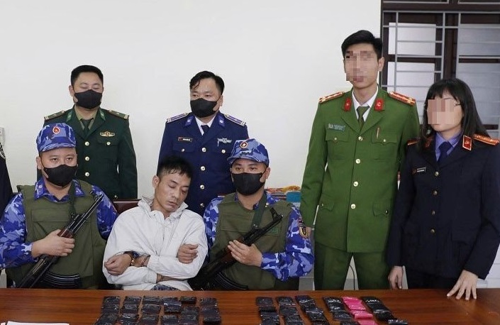 Công an Nghệ An bắt đối tượng Nguyễn Tiến Dũng mua bán ma túy, thu giữ 15.000 viên ma túy tổng hợp và 1 khẩu súng (12/2025).