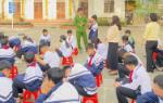 Công an xã Vạn An tuyên truyền ATGT và phòng, chống pháo nổ trong nhà trường